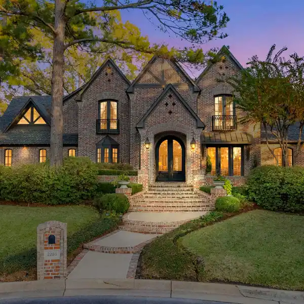 STUNNING ESTATE IN PRESTIGIOUS HOLLYTREE WEST