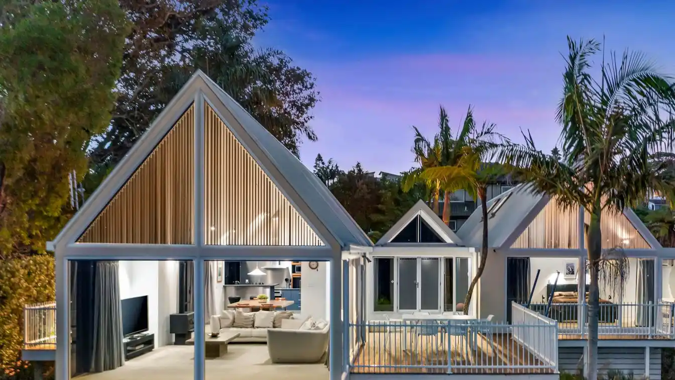 Waterfront Single-level Showstopper
