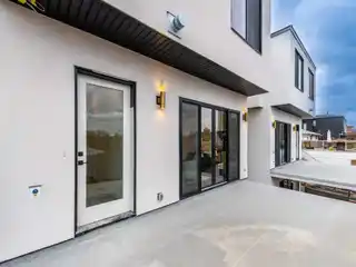 Elegant New Build in Desirable Neighborhood