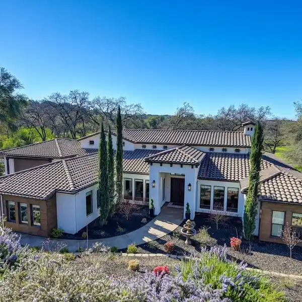 SINGLE-STORY CUSTOM HOME IN CATTA VERDERA COUNTRY CLUB
