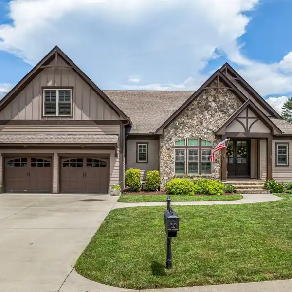 BEAUTIFUL MOVE-IN READY HOME IN HOLLABROOK FARMS