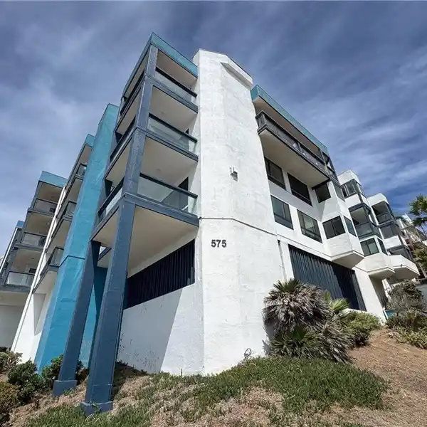 BEACHFRONT CONDO WITH STUNNING REDONDO VIEWS