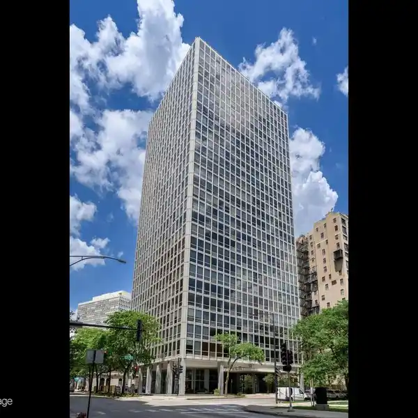RARE DOUBLE-CORNER UNIT WITH PANORAMIC LAKE VIEWS