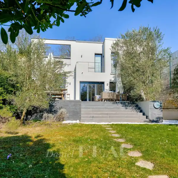 CONTEMPORARY HOME ON A LANDSCAPED PROPERTY