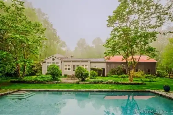 ANTIQUE ELEGANCE MEETS PRIVATE ESTATE LIVING