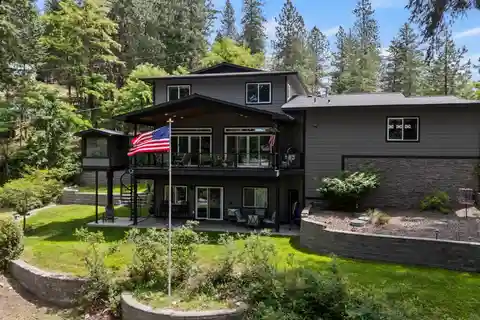 Year-round Lake Living Dream