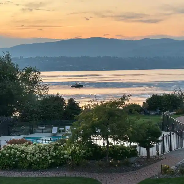 KELOWNA LAKEFRONT TOWNHOME WITH STUNNING VIEWS