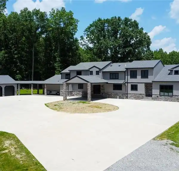 UNMATCHED LUXURY AND FUNCTIONALITY ON OVER 64 ACRES