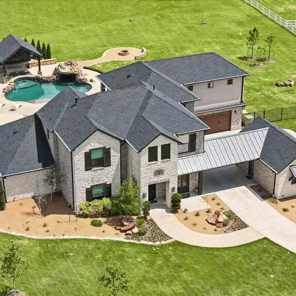 MODEL-LIKE HOME IN AN EQUESTRIAN COMMUNITY