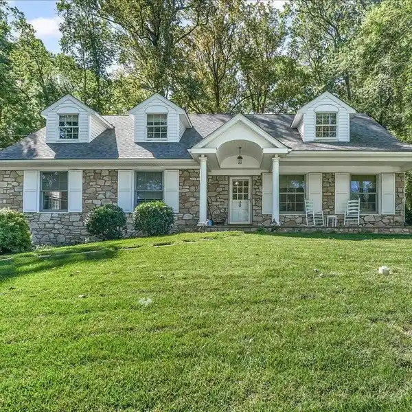 CAPE COD CHARM WITH SEAMLESS INDOOR-OUTDOOR FLOW