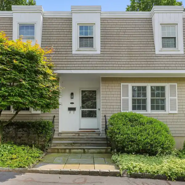 FABULOUS END-UNIT TOWNHOUSE IN PRIME LOCATION