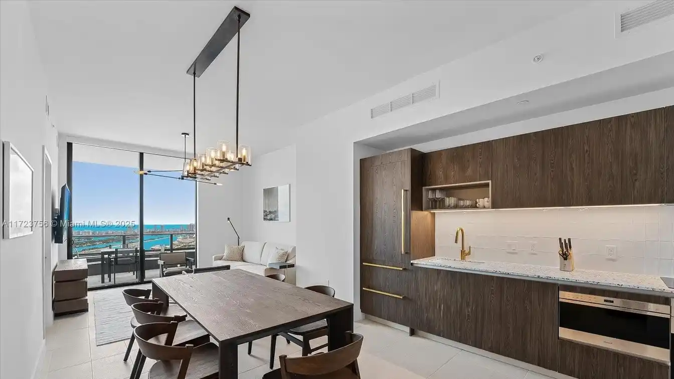 Brand New Natiivo Corner Penthouse