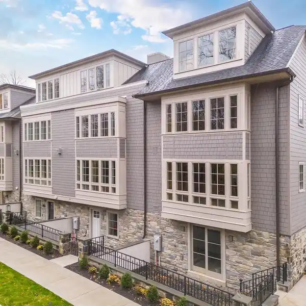 END TOWNHOME IN THE ENCLAVE