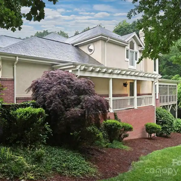 LOW-MAINTENANCE LIVING IN SCENIC SUMMERLAKE SETTING