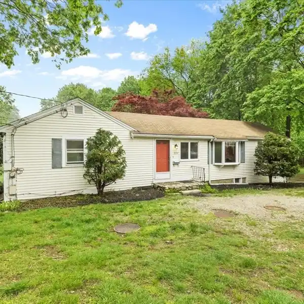 CHARMING RANCH IN PRIME LOCATION