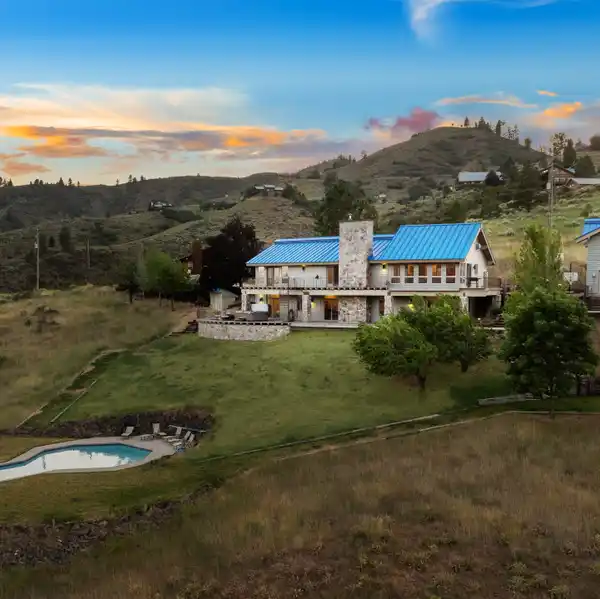 RUSTIC LUXURY JUST MINUTES FROM LUCKY PEAK