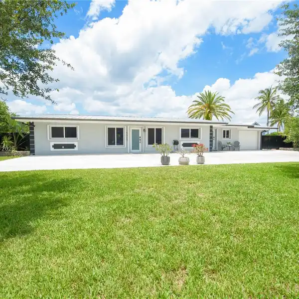 METICULOUSLY MAINTAINED ENTERTAINER'S DREAM