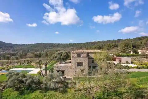 Peaceful Luxury Property with Commanding Views