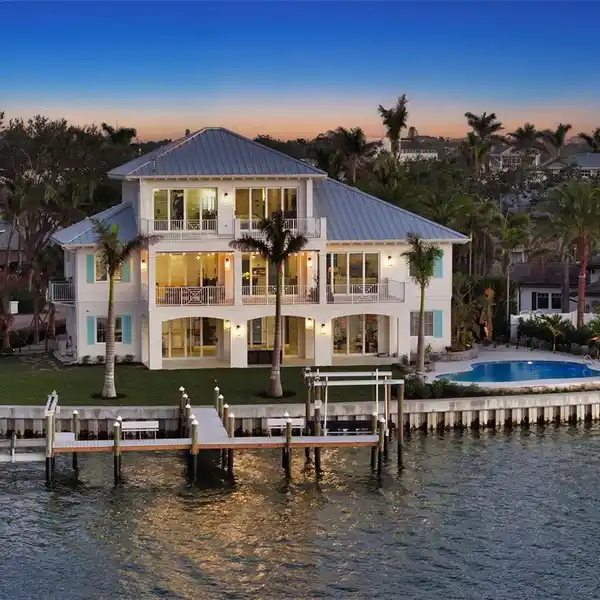 EXCEPTIONAL WATERFRONT RESIDENCE IN SOUGHT-AFTER SAN REMO