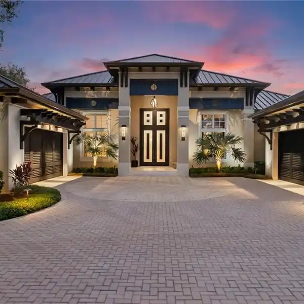 GLAMOROUS RETREAT OVERLOOKING THE MOST DRAMATIC VISTAS