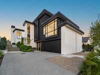 EXTRAORDINARY RESIDENCE BY THE GOLF COURSE