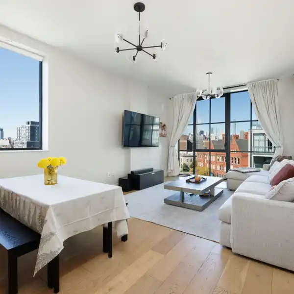 LARGE 3-BEDROOM WITH FLOOR-TO-CEILING WINDOWS