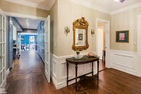 Exquisitely Renovated Apartment in the Linden House