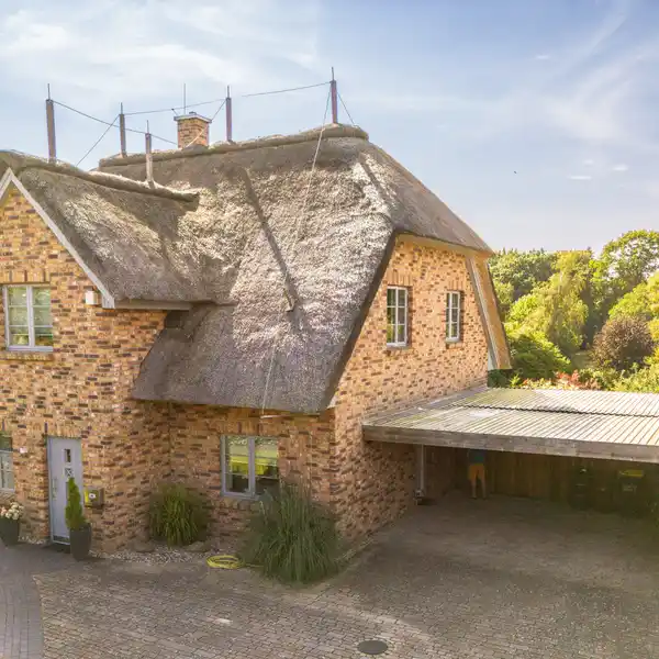 STYLISH THATCHED COUNTRY HOUSE WITH A NORDIC FLAIR