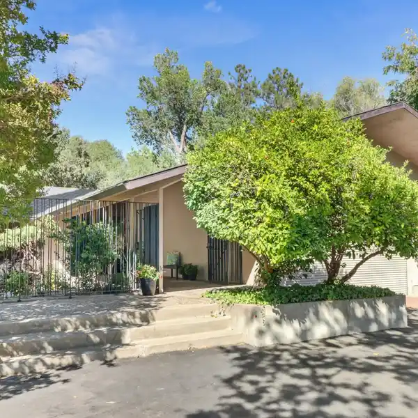 SINGLE-STORY MID-CENTURY MODERN HOME