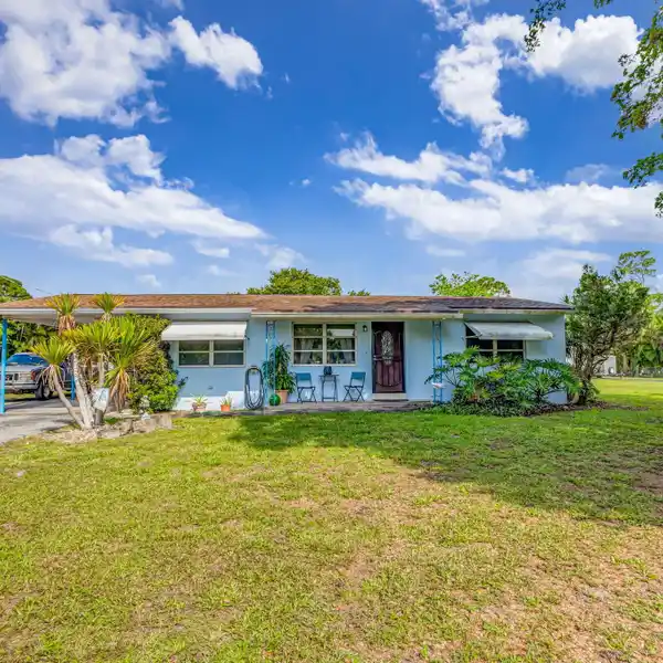 COUNTRY LIVING IN THE HEART OF PALM BEACH GARDENS