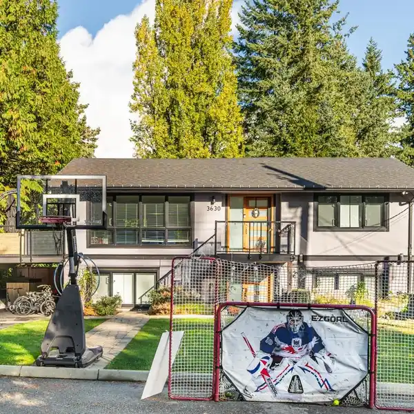 BEAUTIFUL WEST COAST–STYLE BUNGALOW