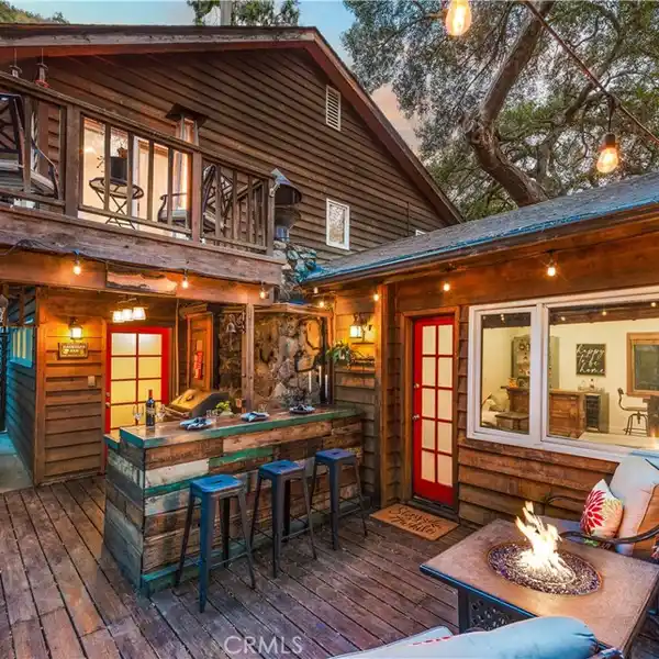 MODERN COMFORT WITH RUSTIC ELEGANCE
