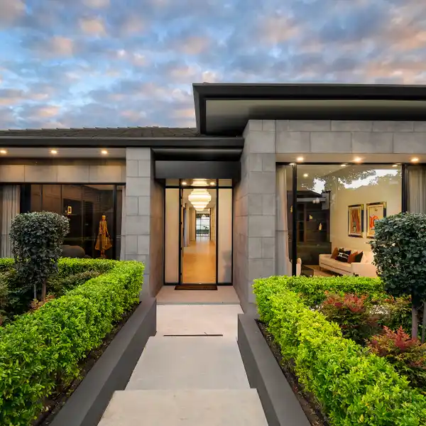 BREATHTAKING RESIDENCE REDEFINES MODERN LUXURY