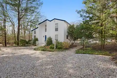 Beautifully Maintained and Comfortably Furnished East Hampton Oaks Rental
