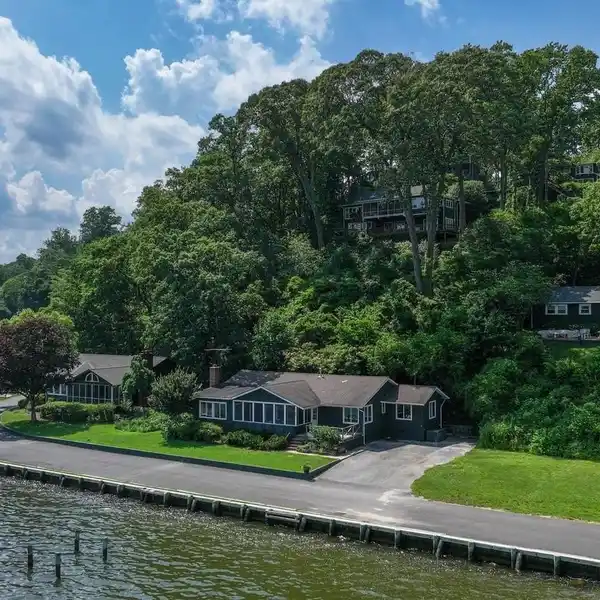 DESIRABLE  WATERFRONT PROPERTYIN SHERWOOD FOREST