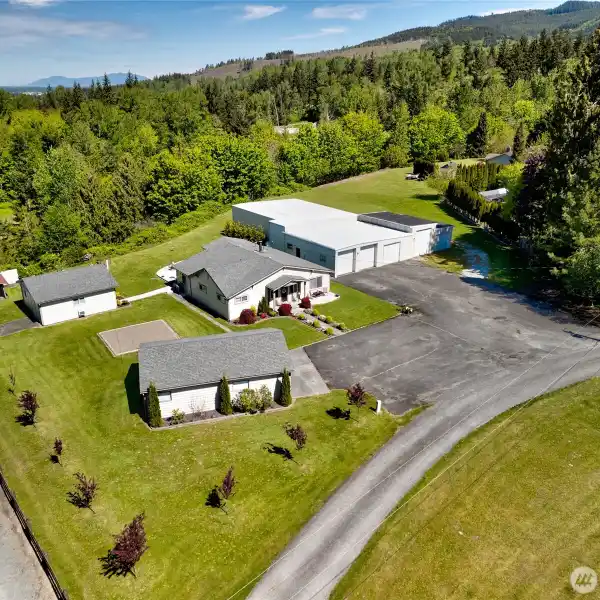 PRIVATE LIVING IN A PEACEFUL SETTING