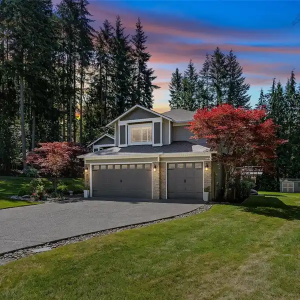BEAUTIFULLY UPDATED HOME IN WEATHERBY ESTATES