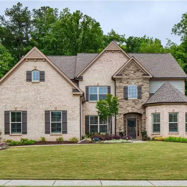 METICULOUSLY MAINTAINED EXECUTIVE RESIDENCE