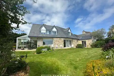 Botanical Garden Home with Striking Sea Views