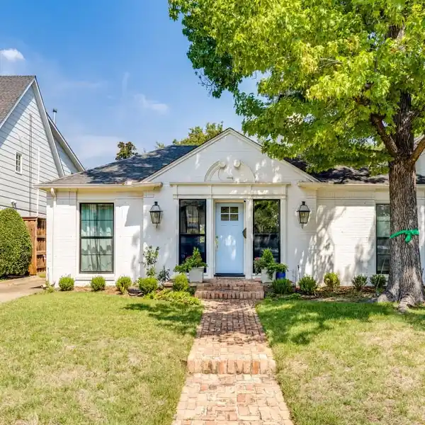 CHARMING COTTAGE IN THE HEART OF DALLAS