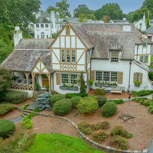 STRIKING ENGLISH TUDOR