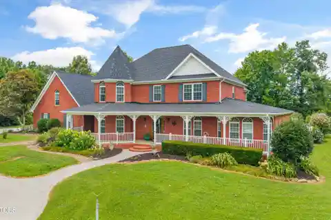 Timeless Farmhouse-Style Retreat