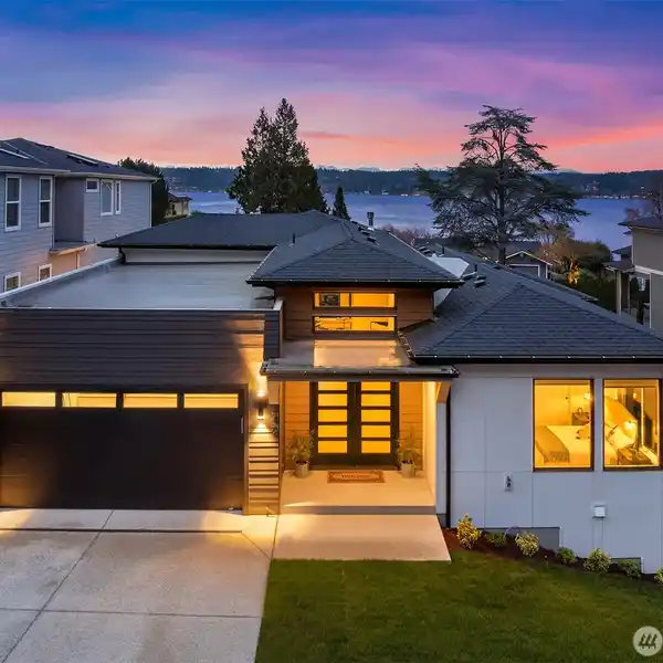 LAKE SAMMAMISH MODERN STUNNER