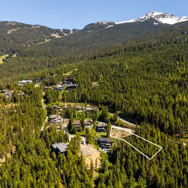 EXCEPTIONAL SKI-IN/ SKI-OUT LOT IN LUXURIOUS KADENWOOD