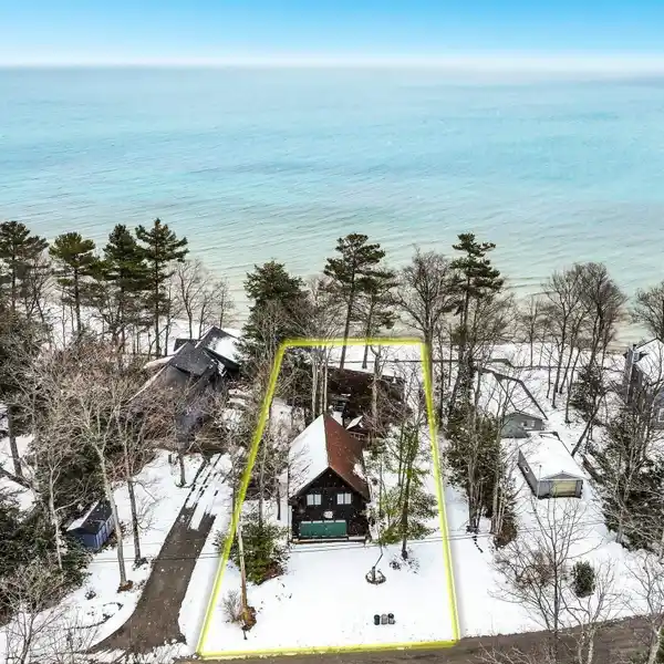 THE LOG - HISTORIC WATERFRONT RETREAT