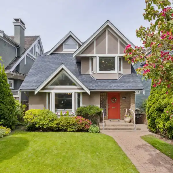 BEAUTIFULLY MAINTAINED HOME IN MACKENZIE HEIGHTS