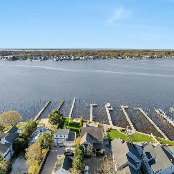 DREAM HOME ON THE WATER