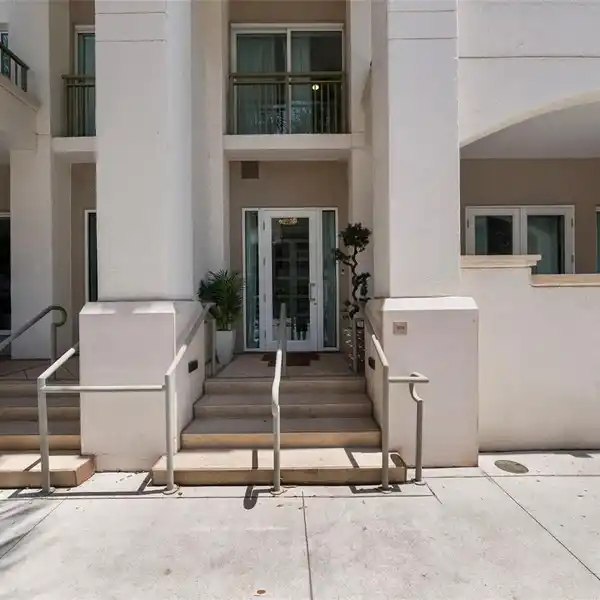 LUXURY BROWNSTONE-STYLE RESIDENCE IN THE PLAZA ON HARBOUR ISLAND