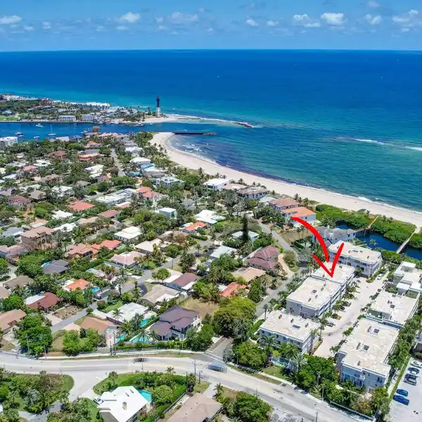 GORGEOUS THREE-LEVEL TOWNHOME IN HILLSBORO BY THE BAY