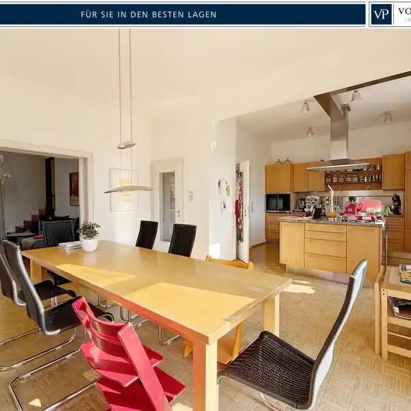 OLD BUILDING FLAIR MEETS GENEROSITY – STYLISH APARTMENT WITH ROOF TERRACE IN LANDSHUT'S BEST LOCATION